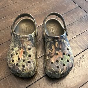 Like new boys camo Crocs